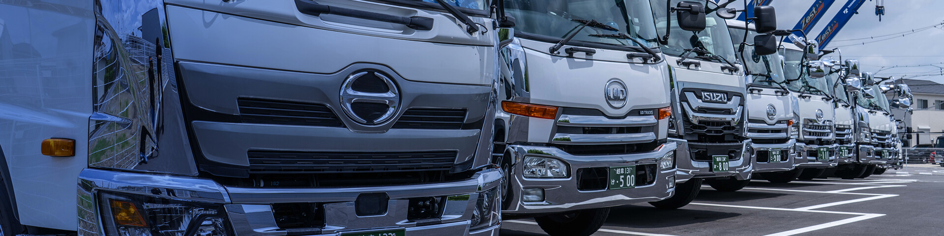 トラックが並んでいる写真