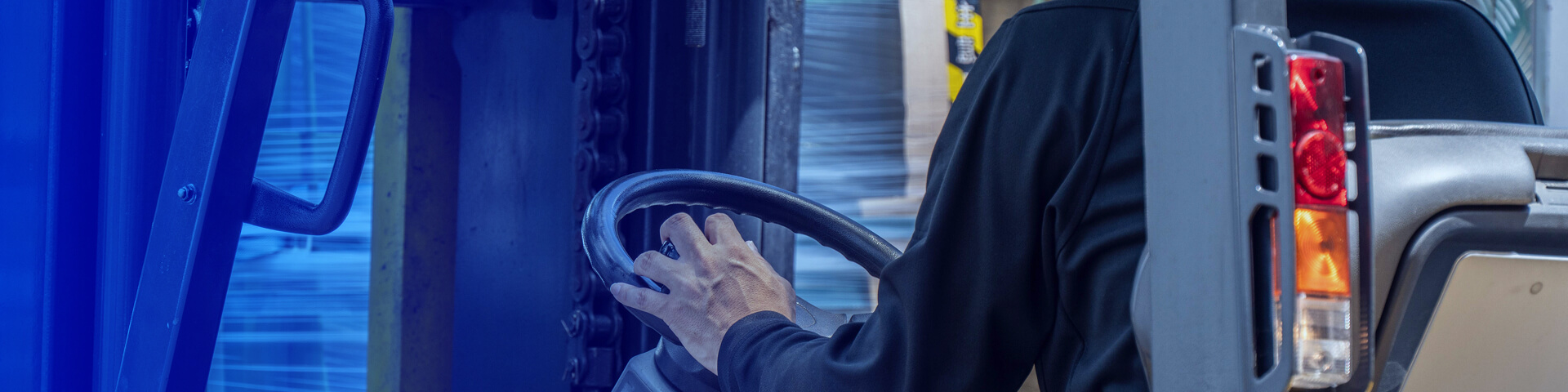 フォークリフトを運転している人の写真