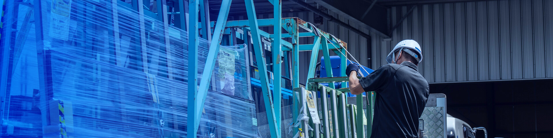 トラックに荷物をのせている写真