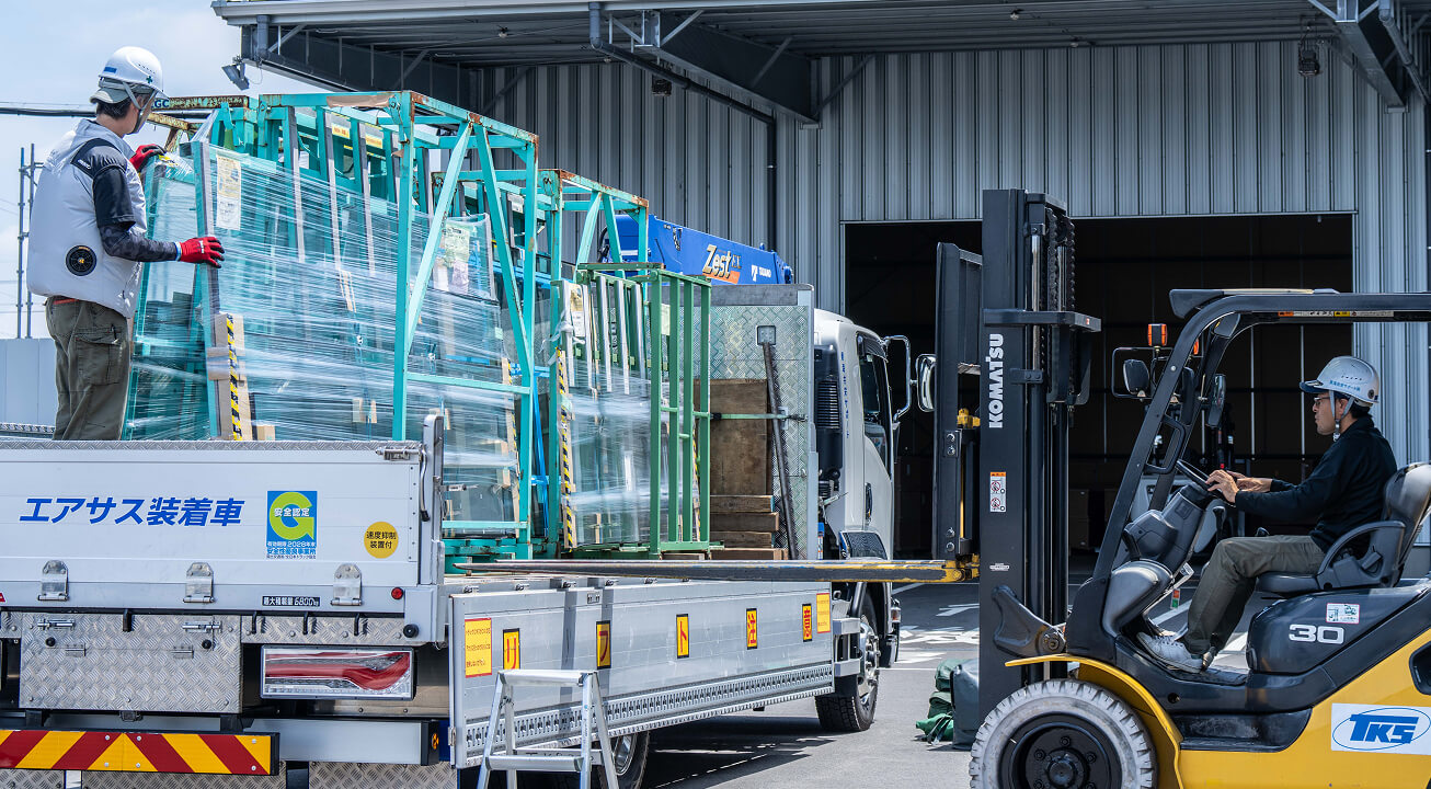 トラックに荷物を積んでいる写真