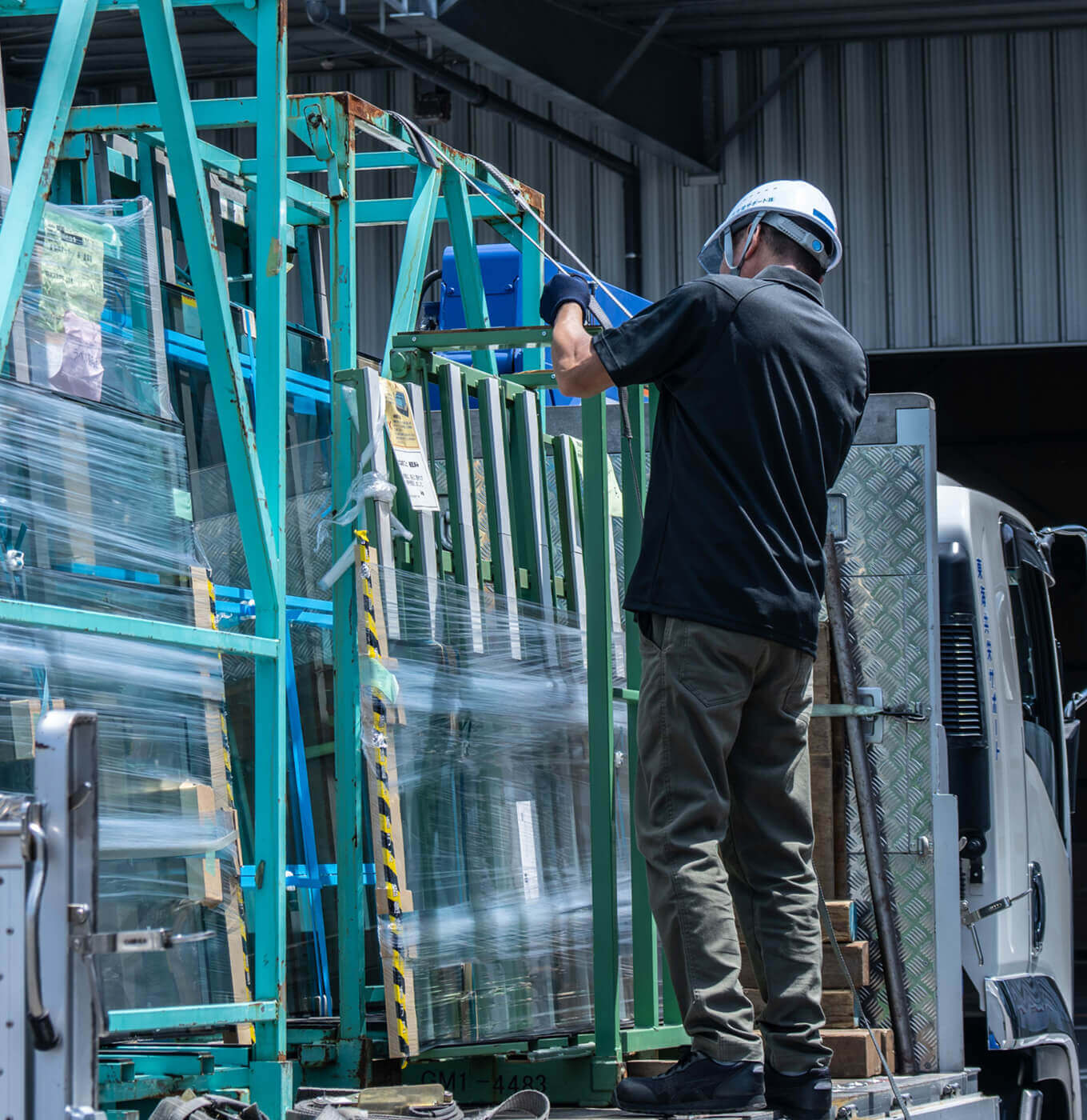 トラックに荷物を積んでいる人の写真