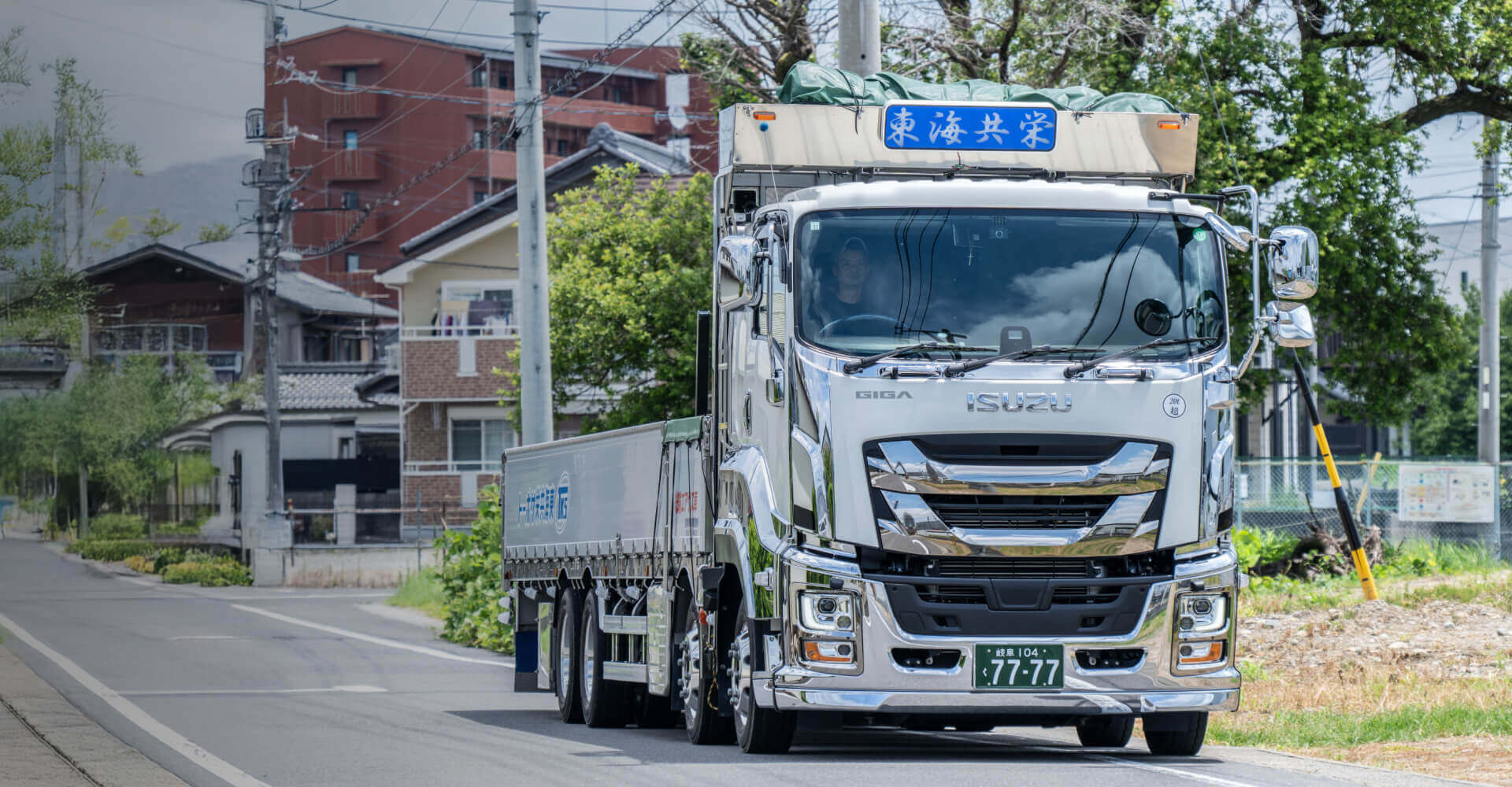 トラックが走っている写真