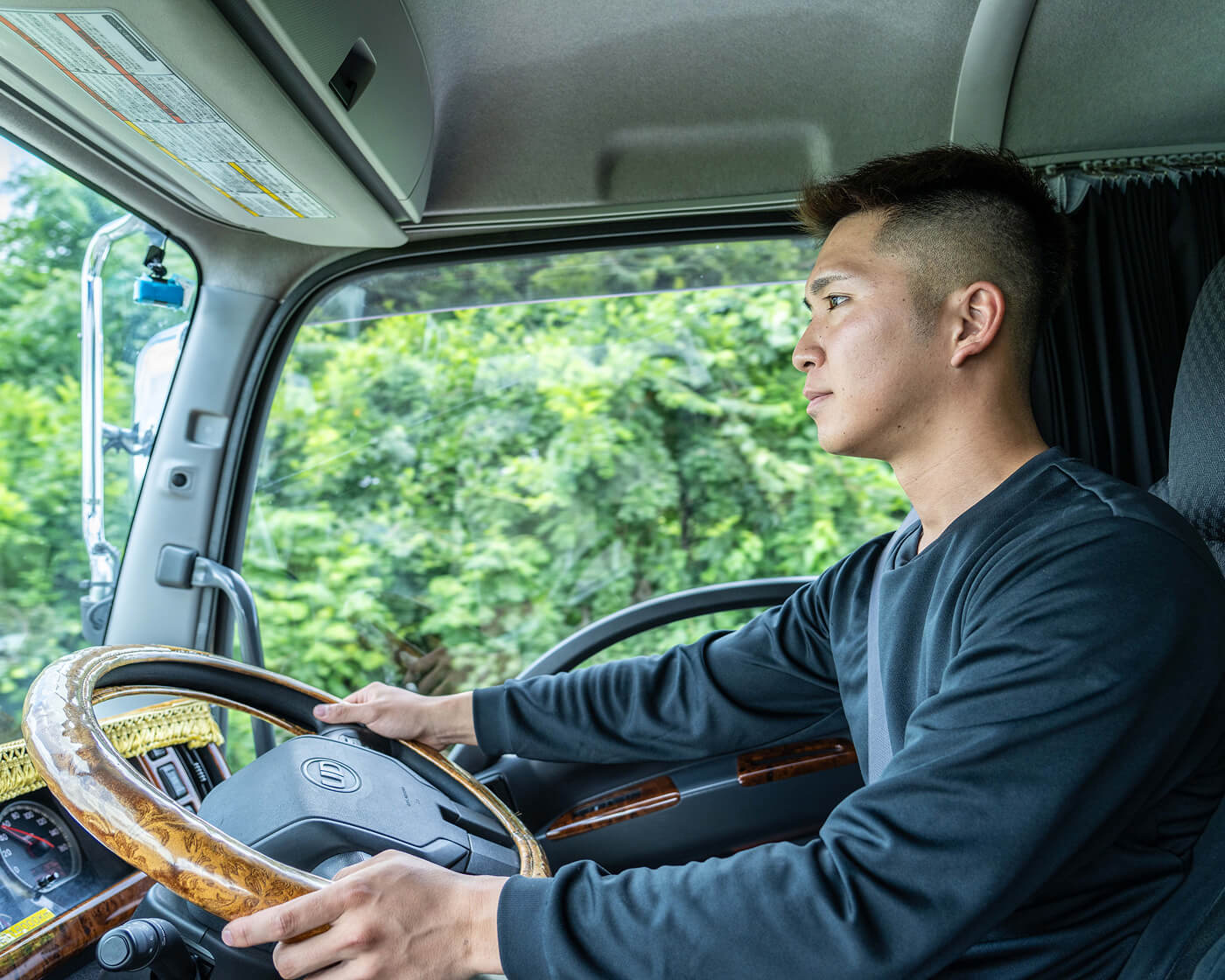 トラックを運転する人の写真