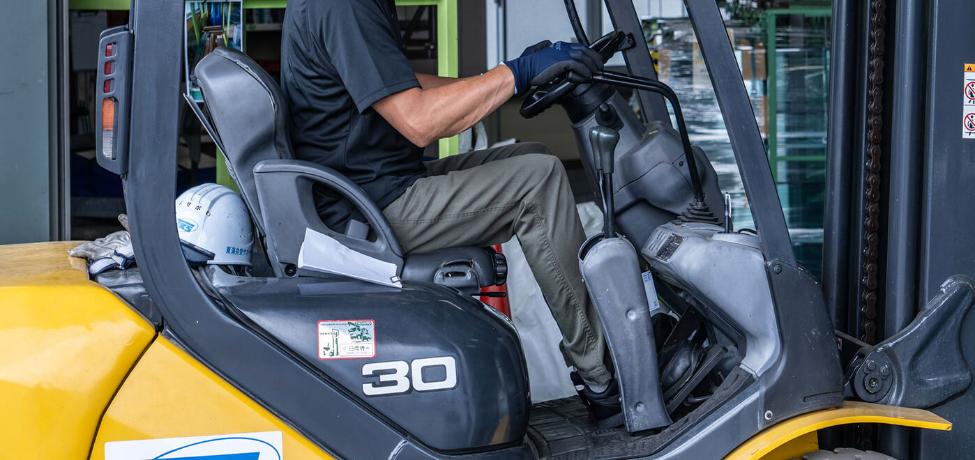 フォークリフトを運転している写真