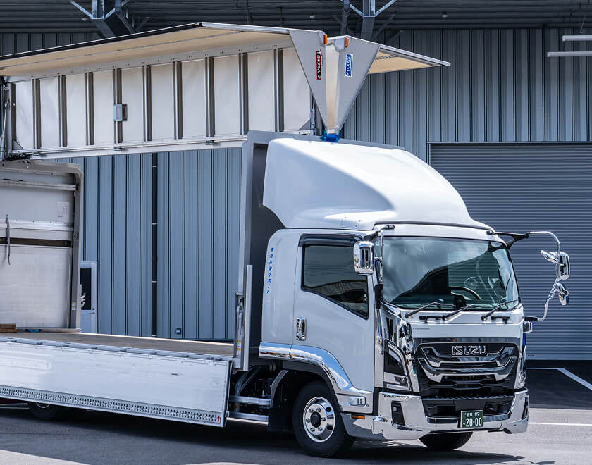 荷物を積んだトラック写真